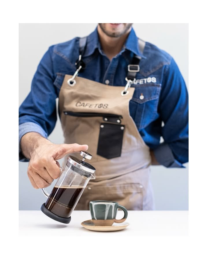 Barista sirviendo café de especialidad